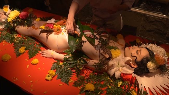 玩很大！日本首相吃裸女沙西米補身？