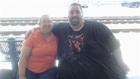 煥然一新！曾經下體腫大垂到地　如今生活美滿不空虛（圖／翻攝自THE Sun）