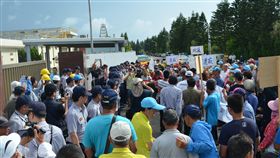 中油漏油　澎湖湖西自救會抗議要求遷廠（3）澎湖湖西鄉自救會3日前往中油湖西油庫前抗議，訴求中油油庫遷廠，否則將採取無限期抗爭。中央社　107年8月3日