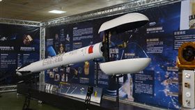 太空圓夢計畫下鄉　展示福衛五號模型為期一個月的雲林縣中小學太空科學教育月，21日在斗六市鎮東國小活動中心舉行揭幕儀式，會場展示的1:10「福衛五號」衛星發射載具火箭。（雲林縣政府提供）中央社記者江俊亮傳真　107年3月21日