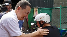 侯友宜為藍營守新北　選舉素人肩負重責（1）國民黨新北市長參選人侯友宜（左）一口流利的台語，加上豐富的握拳手勢，面對群眾演說愈來愈有選舉語言和魅力，身為「選舉素人」的他能否為藍營守住新北，備受關注。（資料照片）中央社記者林長順攝　107年8月2日