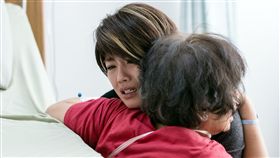 ▲母女在醫院大吵後相擁痛哭的重頭戲，讓嚴藝文覺得是個很瘋狂很過癮的拍攝經驗。（圖／華映娛樂提供）