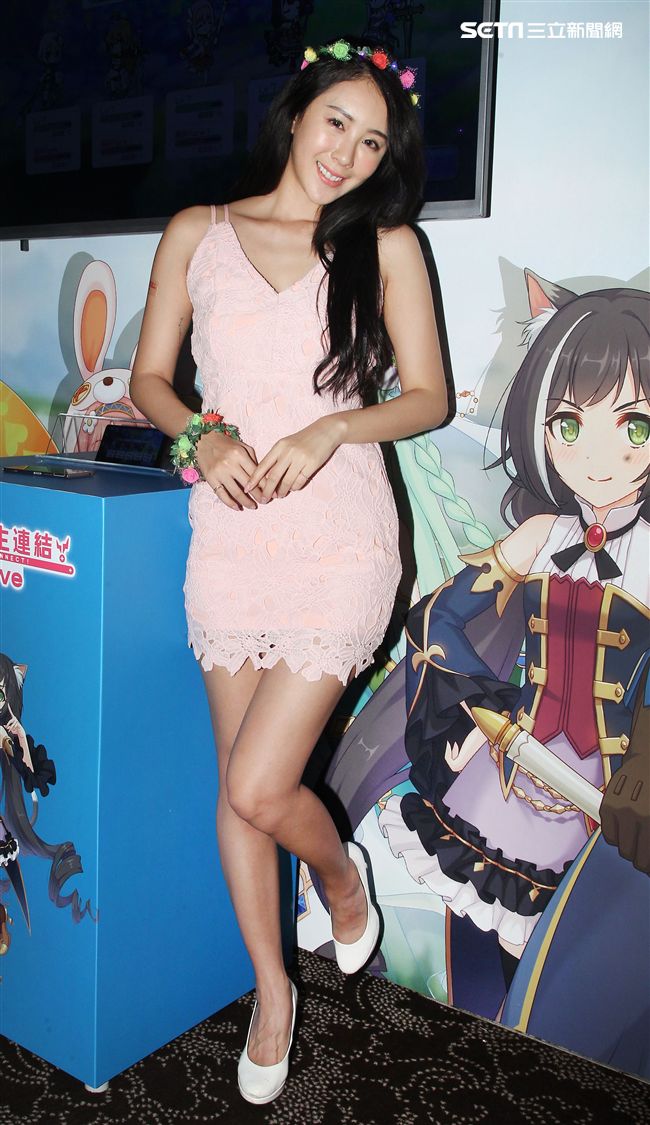 性感正妹夏晴。（記者邱榮吉/攝影）