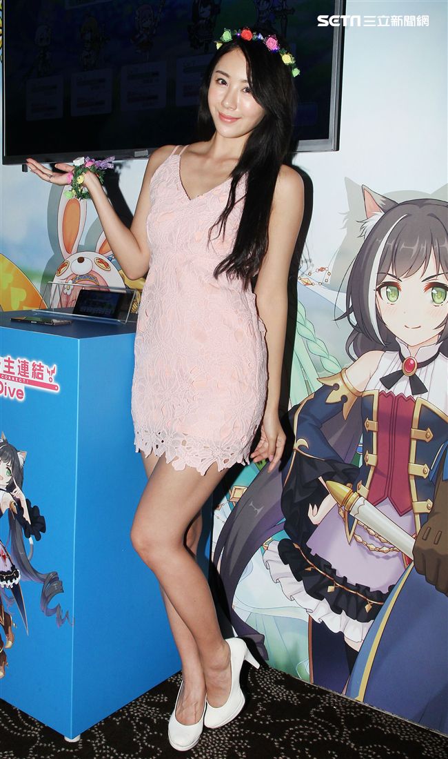 性感正妹夏晴。（記者邱榮吉/攝影）