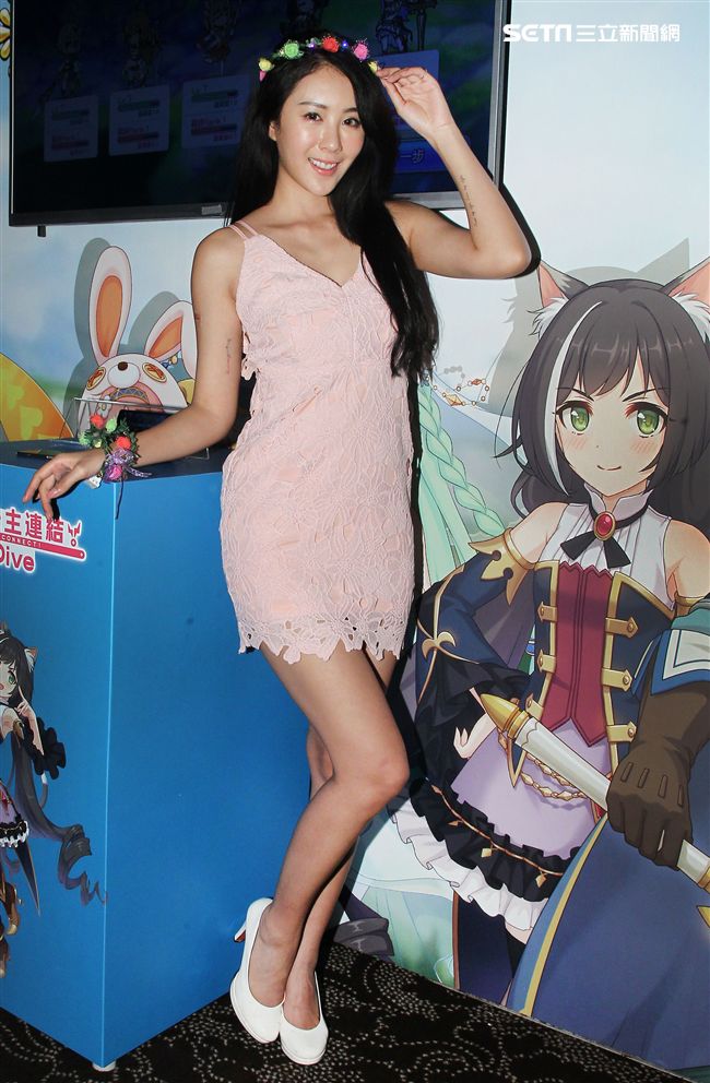 性感正妹夏晴。（記者邱榮吉/攝影）