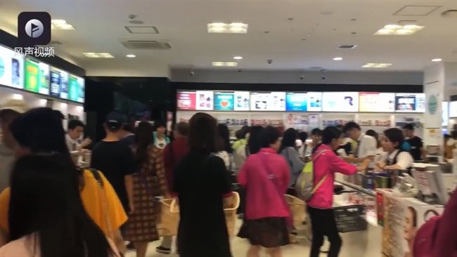 日本免稅店總是擠滿陸客搶購。（圖/翻攝自梨視頻）