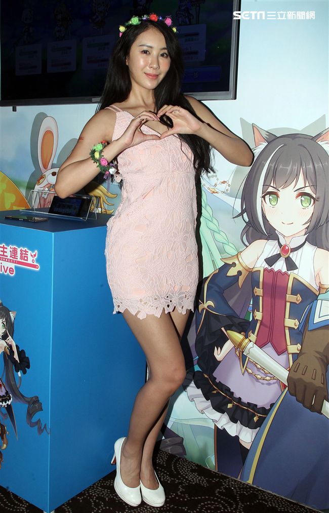 性感正妹夏晴。（記者邱榮吉/攝影）