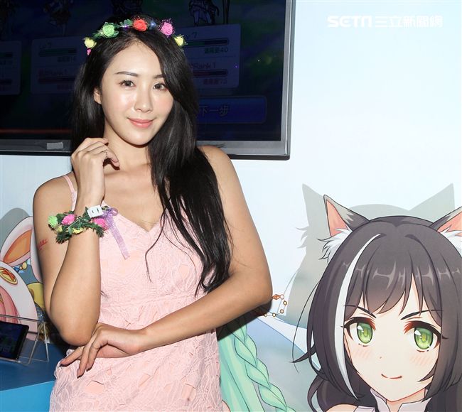 性感正妹夏晴。（記者邱榮吉/攝影）