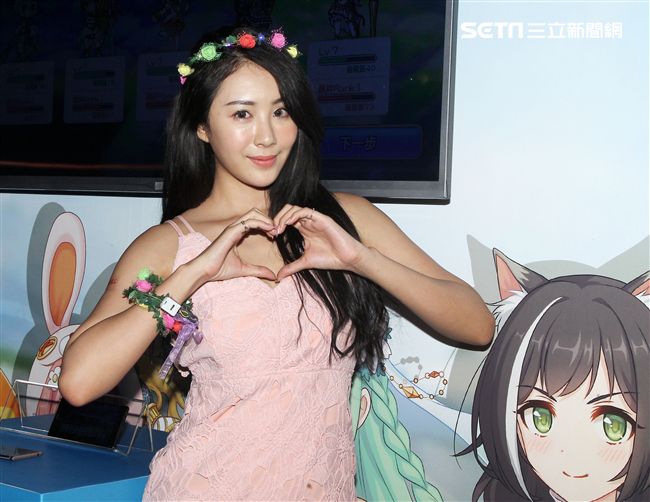 性感正妹夏晴。（記者邱榮吉/攝影）