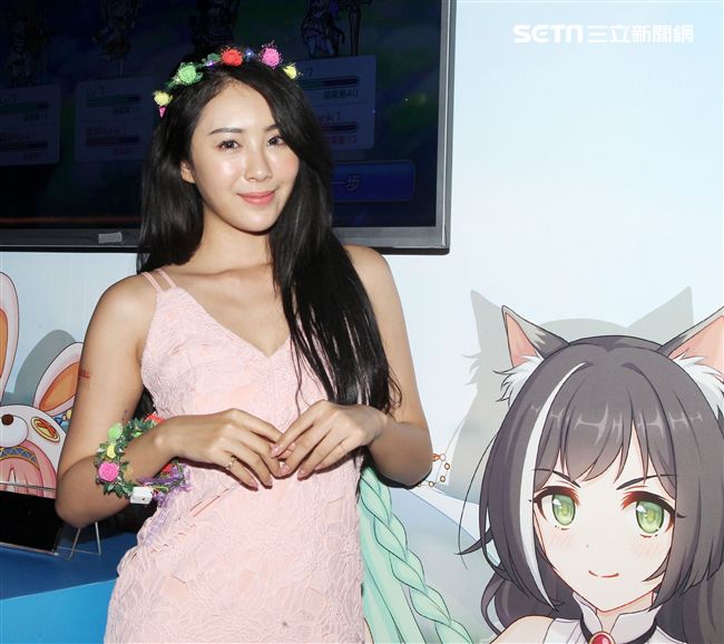 性感正妹夏晴。（記者邱榮吉/攝影）