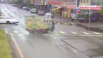 這旋轉太神！小貨車急煞甩尾180度