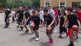 林書豪也討教球技 美街頭籃球教授到雲林