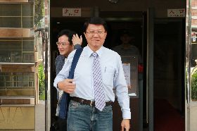 遭判賠陳亭妃25萬　謝龍介二審出庭