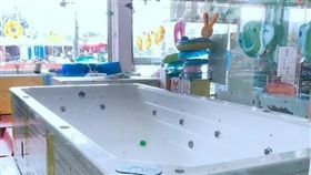 1歲女嬰學游泳，媽媽滑手機1分鐘，轉身見女兒溺水。（圖／翻攝海峽都市報）