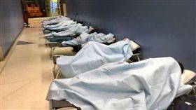 聯合航空出包遲飛12小時　旅客批「睡停屍間」（圖／翻攝自推特）