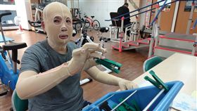 烈火紋身打不倒　顧家男忍撕裂痛復健