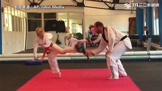 男童練武術帥氣飛踢 下一秒慘跌在地