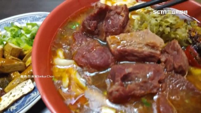 超噁！老牌牛肉拉麵店爆湯鍋擺廁所外