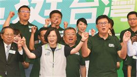 蔡英文姚文智攜手高喊當選民進黨主席蔡英文（前中）3日晚間出席「改革挺台灣2018候選人授旗誓師大會」台北首都場，在台上拉起黨提名台北市長參選人姚文智（前右）的手，和現場群眾一起高喊「當選」等口號。中央社記者謝佳璋攝　107年8月3日