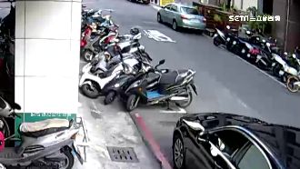 隔山打牛？轎車竟隔空撞倒一排機車