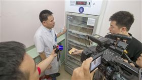 又傳疫苗造假  中國人民怒了中國大陸疫苗造假頻傳，最新爆發的狂犬病疫苗事件點燃人民怒火。圖為山西省疾病預防控制中心疫苗門診副主任賈春堂（右2）向媒體展示已經封存的長春長生狂犬病疫苗。（中新社提供）中央社　107年7月23日