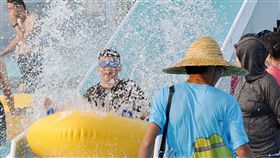 宜蘭飆39.9度　遊客戲水清涼一夏中央氣象局宜蘭土場觀測站30日下午一度測得攝氏39.9度高溫，全台各地晴朗炎熱，也吸引許多遊客前往宜蘭童玩節園區戲水消暑，清涼一夏。中央社記者沈如峰宜蘭縣攝　107年7月30日