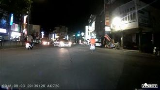 轎車闖紅燈按喇叭！騎士快閃大燈對決