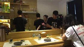 吃炒飯吃到「一整顆牙齒」　店家：熬豬骨湯掉的(圖/翻攝自微博)