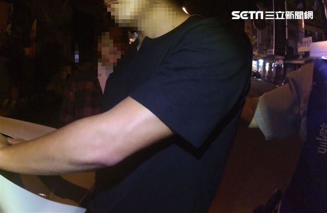 警見「拉K臉」靠近⋯他竟暴風式顫抖