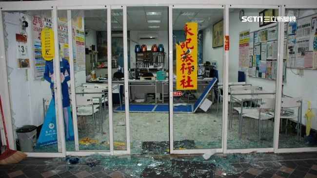 疑不滿護照太晚拿　4惡煞持球棒砸店