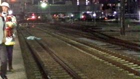 上秒才開直播…情侶下秒就跳軌遭輾斃　友崩潰：恐怖電影！