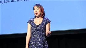 紐約時報新聘的編輯委員鄭莎拉，被人挖出曾在推特發表歧視白人的言論，社會譁然。紐時發出聲明力挺這位長於科技題材的亞裔記者，也引來歧視白人算不算種族歧視的爭論。(圖／Daily Mail)