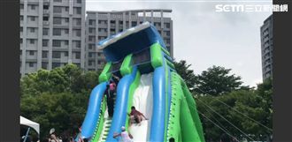 影／驚險！馬英九一爬上滑水道…塌了