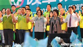 蔡總統與陳菊等人為陳歐珀助選總統兼民主進步黨主席蔡英文（前中）、總統府秘書長陳菊（前右2）、宜蘭縣代理縣長陳金德（前右）與行政院農業委員會主委林聰賢（前左），4日上午共同出席民進黨宜蘭縣的授旗誓師大會，為民進黨提名的宜蘭縣長參選人陳歐珀（前左2）及當地五合一參選人拉抬，眾人手牽手，凝聚團結氛圍。中央社記者沈如峰宜蘭縣攝　107年8月4日