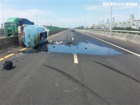 桃園,台61線,油罐車,砂石,翻覆,駕駛,輕傷