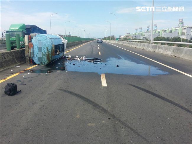 台61線油車翻覆⋯漏油4000公升