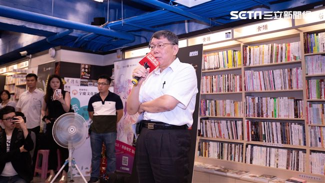 少學姊！柯赴台南簽書照樣擠爆