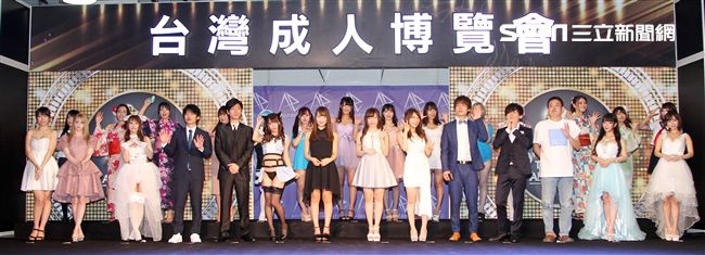 第七屆TAE台灣成人博覽會盛大登場，30位爆乳女優同場握小手。（記者邱榮吉/攝影）