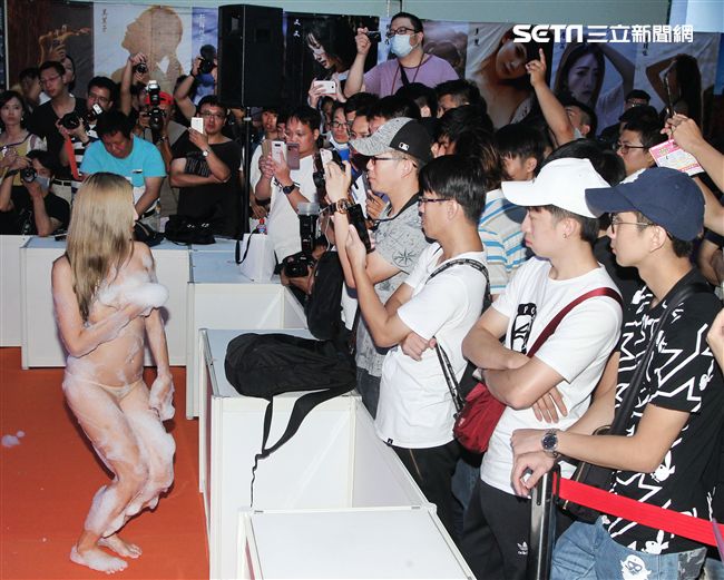 第七屆TAE台灣成人博覽會盛大登場，30位爆乳女優同場握小手。（記者邱榮吉/攝影）