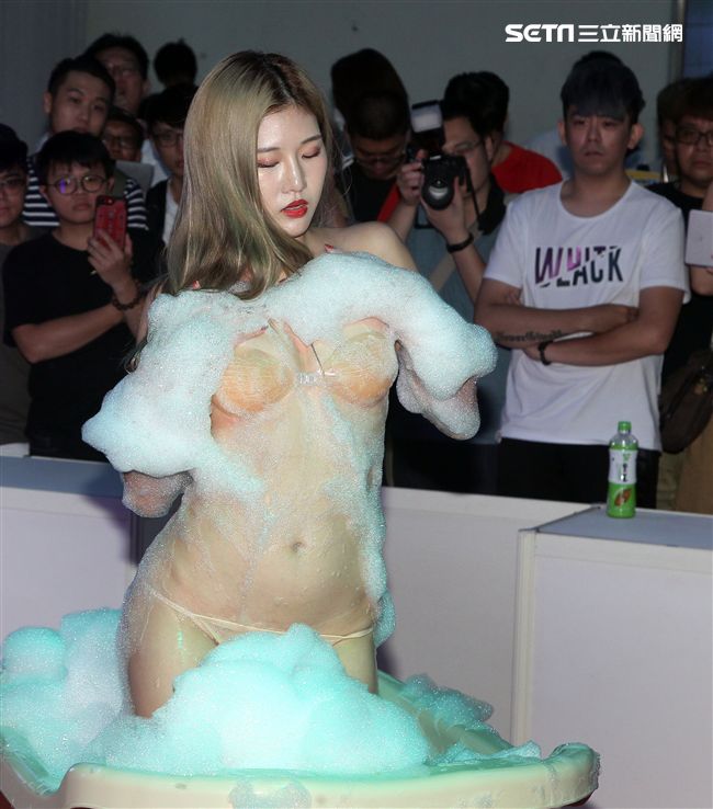 第七屆TAE台灣成人博覽會盛大登場，30位爆乳女優同場握小手。（記者邱榮吉/攝影）