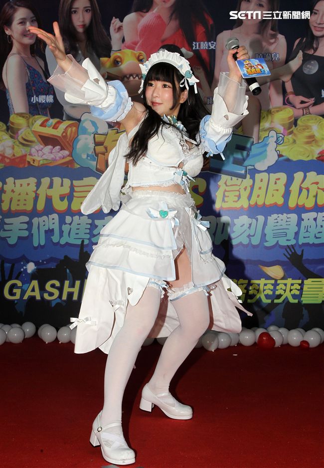 第七屆TAE台灣成人博覽會盛大登場，30位爆乳女優同場握小手。（記者邱榮吉/攝影）