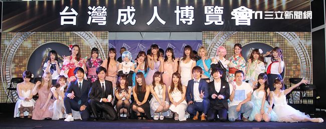 第七屆TAE台灣成人博覽會盛大登場，30位爆乳女優同場握小手。（記者邱榮吉/攝影）