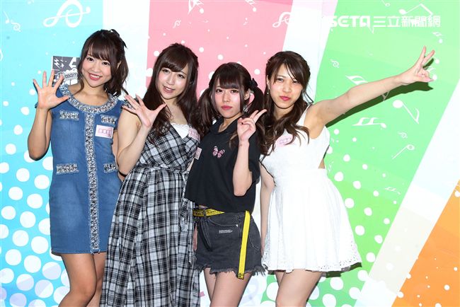 日本AV女優愛華美玲、逢澤真理亞、結真希奈、水原蒼一起做直播。（記者邱榮吉/攝影）