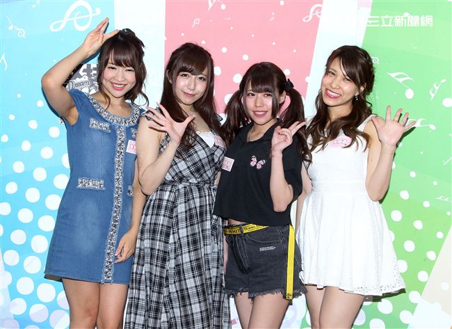 日本AV女優愛華美玲、逢澤真理亞、結真希奈、水原蒼一起做直播。（記者邱榮吉/攝影）