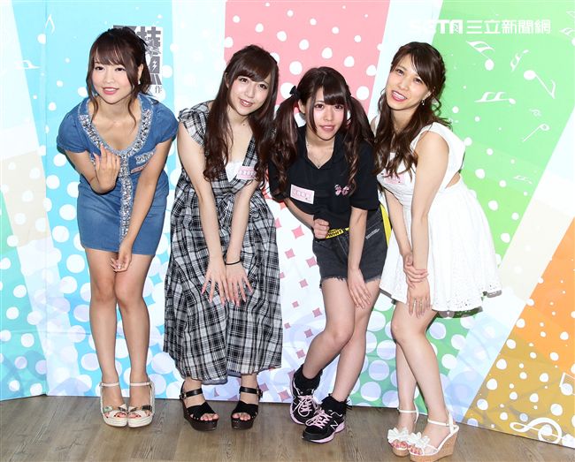 日本AV女優愛華美玲、逢澤真理亞、結真希奈、水原蒼一起做直播。（記者邱榮吉/攝影）