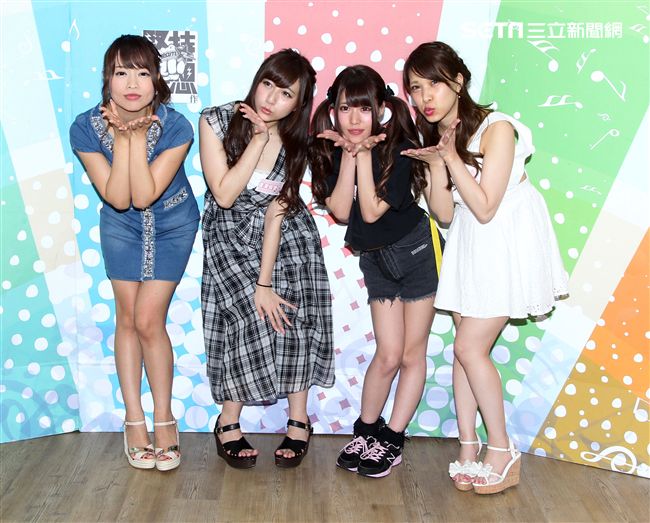 日本AV女優愛華美玲、逢澤真理亞、結真希奈、水原蒼一起做直播。（記者邱榮吉/攝影）