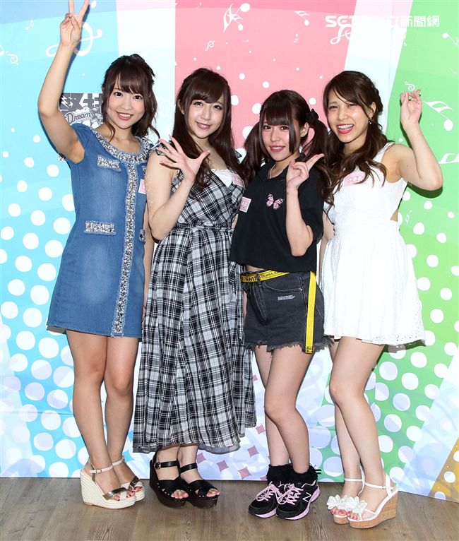日本AV女優愛華美玲、逢澤真理亞、結真希奈、水原蒼一起做直播。（記者邱榮吉/攝影）