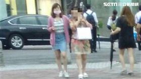 楊女在醫美診所任職時，不但拿自己公司刷卡機，盜走客戶療程費用，還以VIP分院的名義，拐騙客戶到新診所治療，初估至少10人受害，損失金額高達上千萬元（翻攝畫面）