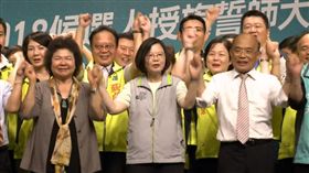 蔡英文 陳菊 蘇貞昌 授旗 輔選 （圖／翻攝自臉書直播）