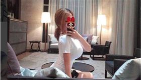 正妹,店員,星巴克,咖啡店,性感,巨乳,多圖,辣妹,網美,美女,櫃姐,台北　圖／翻攝自Gina Instagram